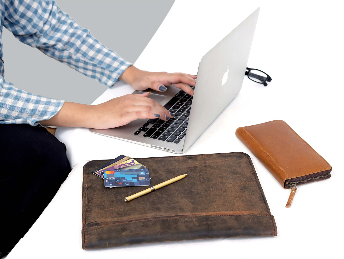 Premium Full-Grain Leather Padfolio with Pockets